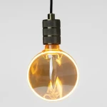 Dekoracyjna żarówka LED E27 G130 Amber 4 W, 1800 K, 200 lm – widok produktu oświeconego
