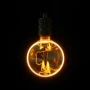 Dekoracyjna żarówka LED E27 G130 Amber 4 W, 1800 K, 200 lm – widok oświeconej żarówki w ciemności